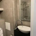 neu renoviertes Zimmer mit privatem Bad und Küche