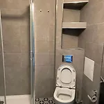 neu renoviertes Zimmer mit privatem Bad und Küche