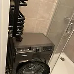 neu renoviertes Zimmer mit privatem Bad und Küche