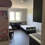 neu renoviertes Zimmer mit privatem Bad und Küche
